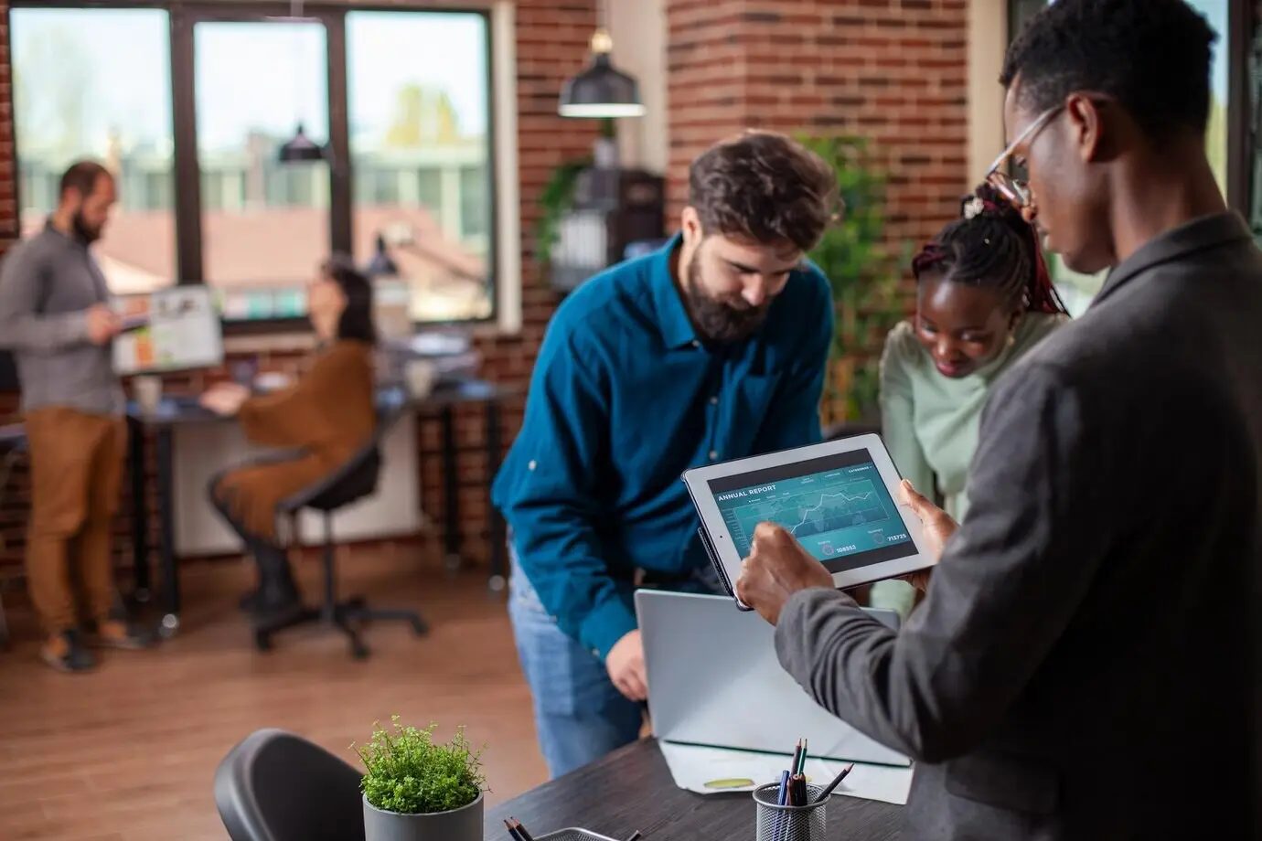 Бизнесмен проверяет отчет на планшете.